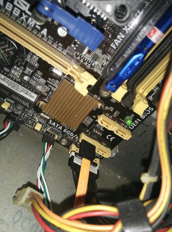 电脑怎么装两个硬盘