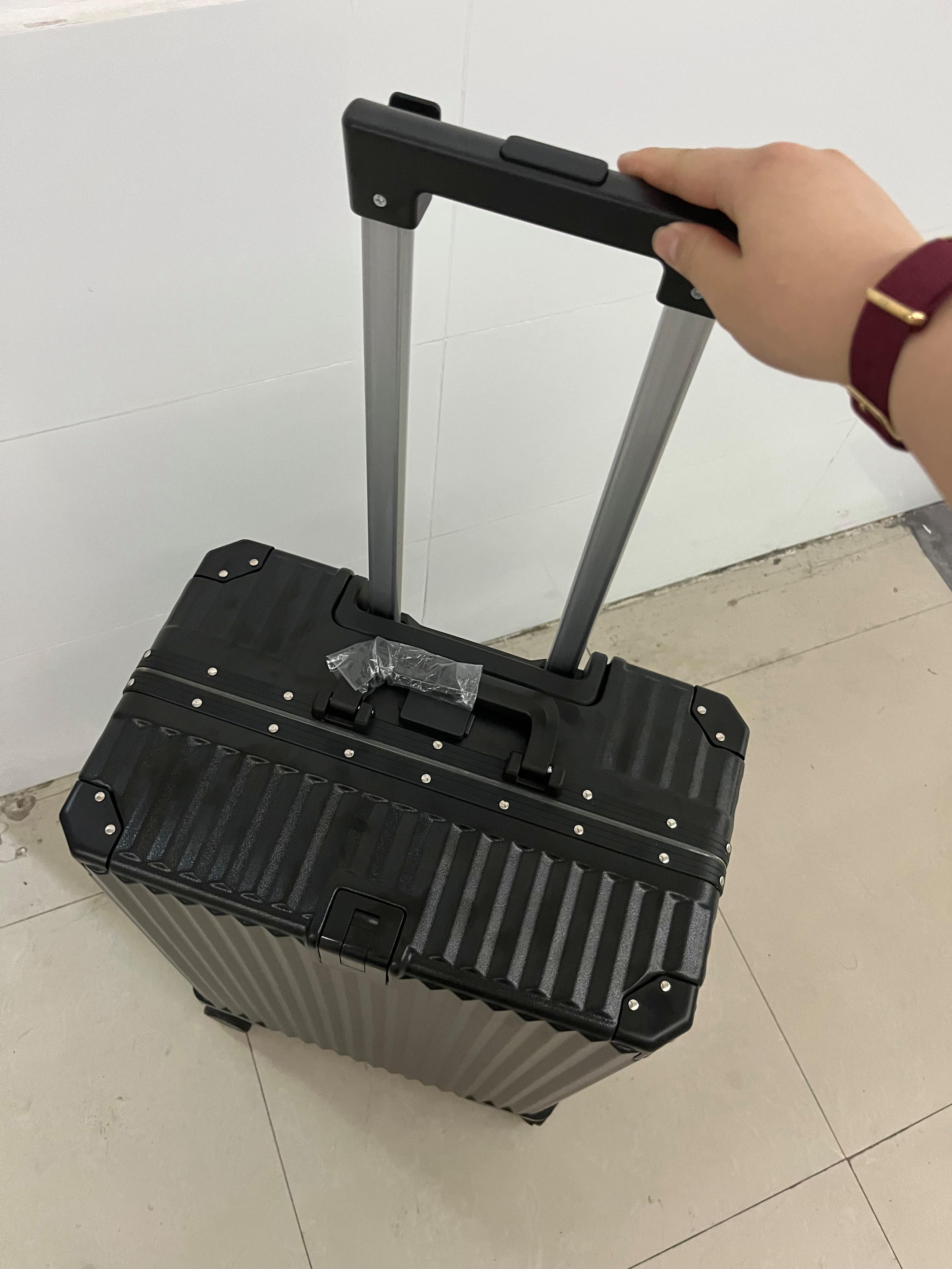 24寸行李箱多大参照物